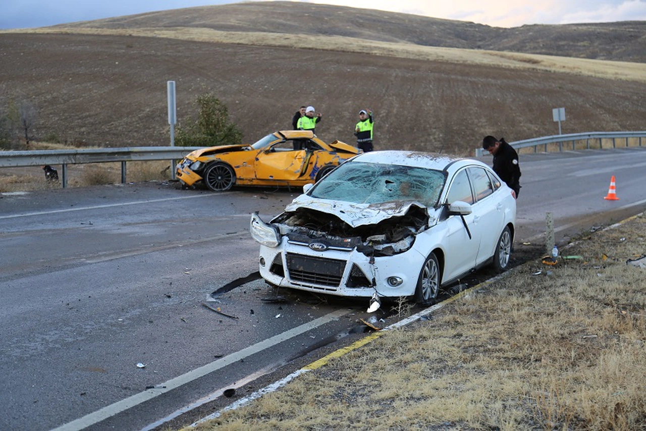 Sivas-Kayseri yolunda korkunç çarpışma! Ağır yaralılar var