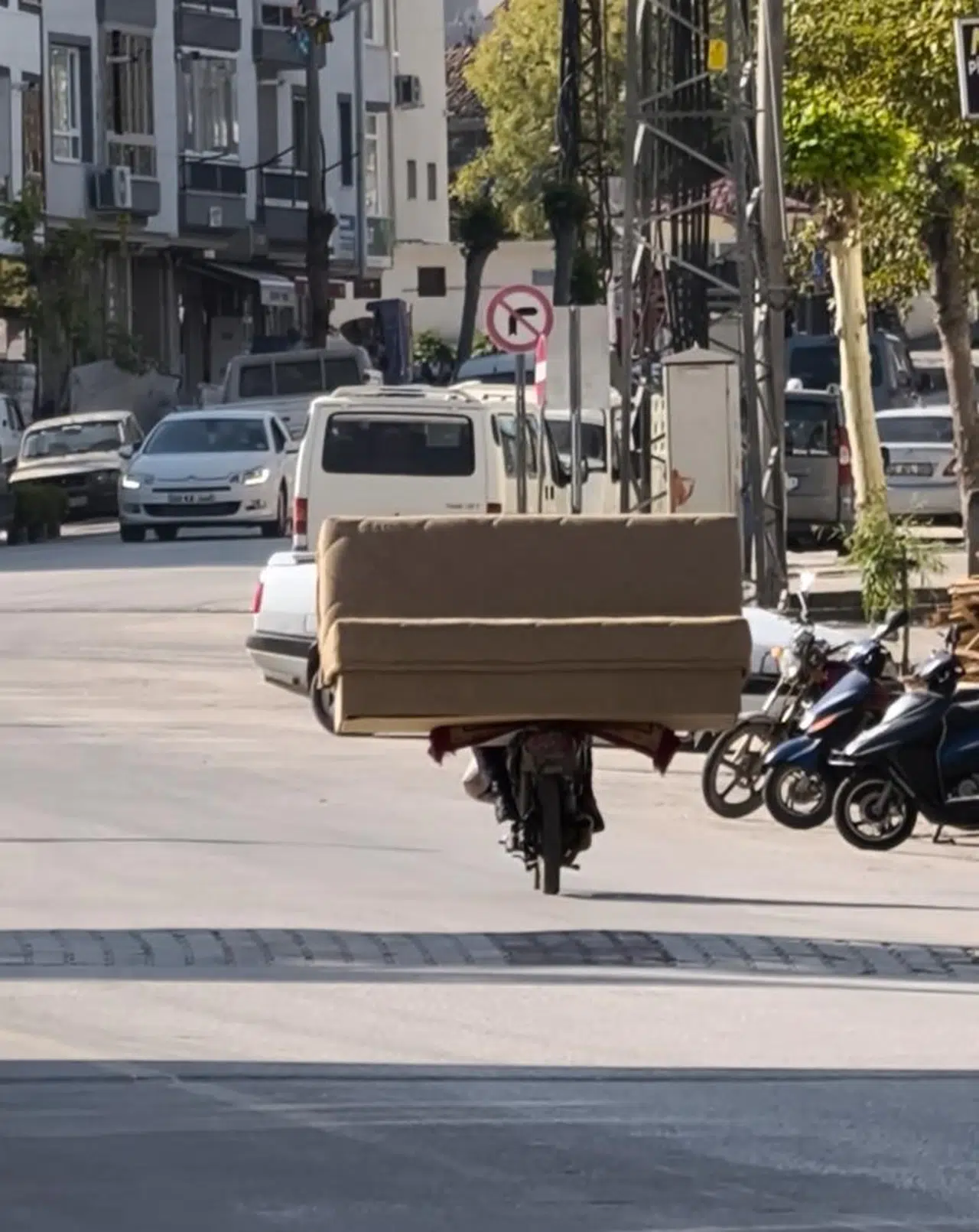 Motosiklete Yüklediği O Koltuk Hayatının Şokunu Yaşattı!