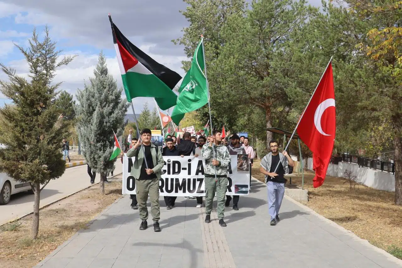 Sivas’ta üniversite öğrencilerinden vicdanları sarsan yürüyüş