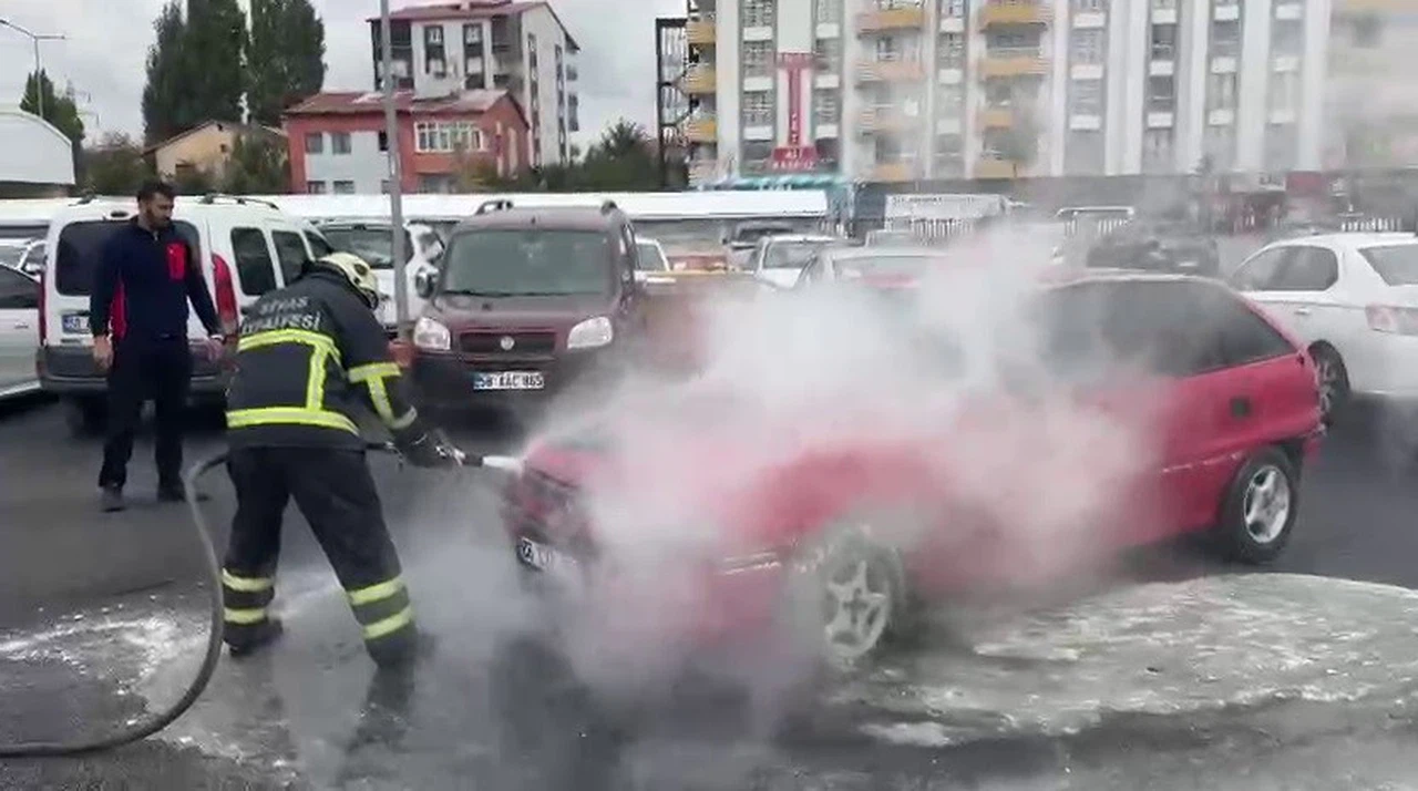 Sivas'ta hastane otoparkında panik! Alevler yükseldi