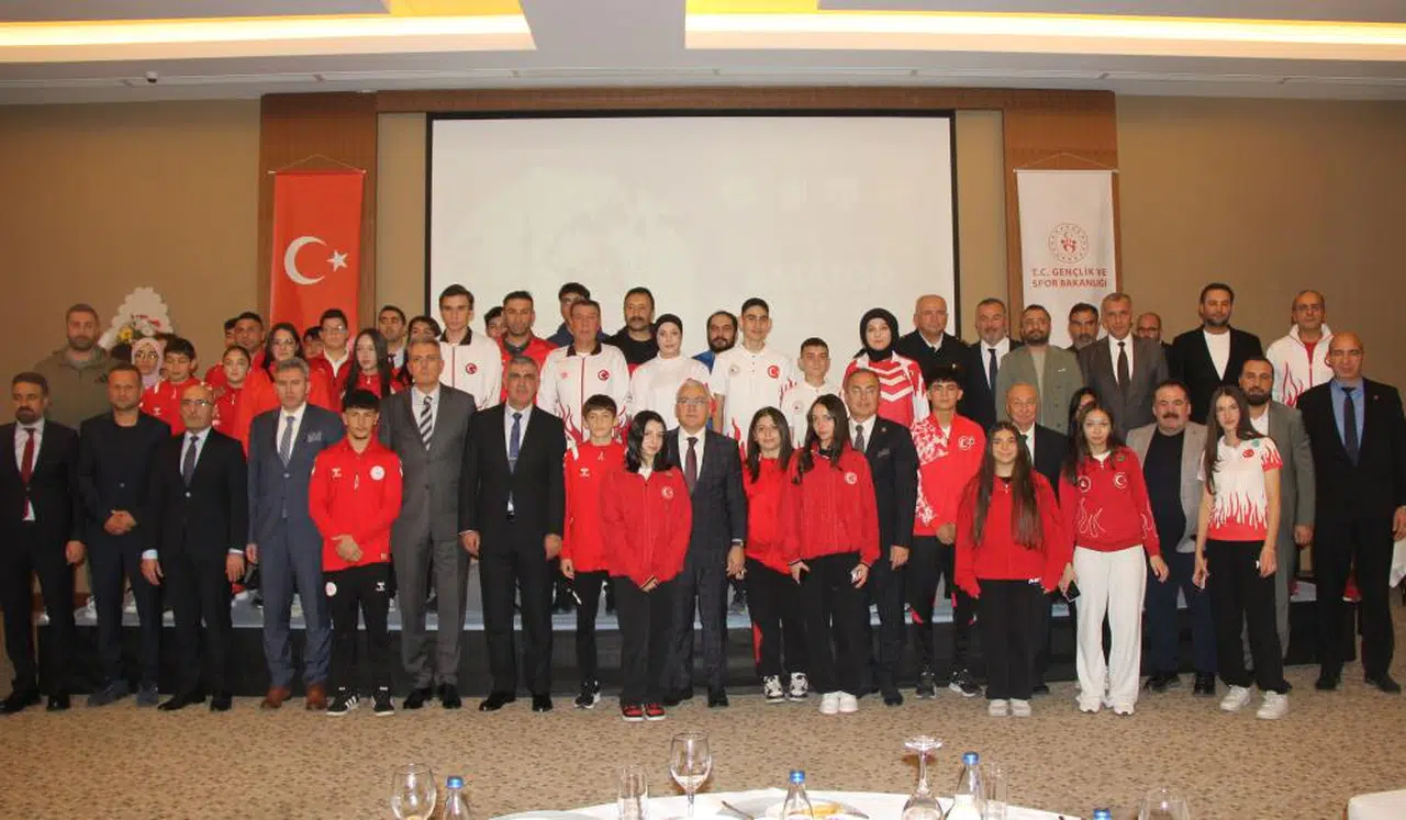 Sivas’ta alkışlar Zirvedeki Yiğidolar için yükseldi