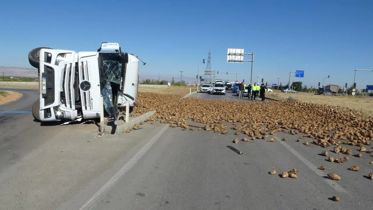Sivas-Malatya karayolunu şeker pancarı kapattı!