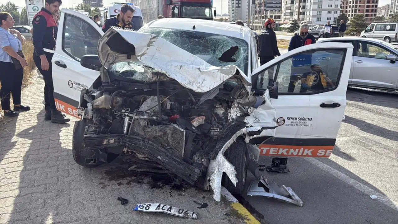 Sivas’ta Feci Kaza 1 Kişi Hayatını Kaybetti 2’si Çocuk 4 Yaralı!