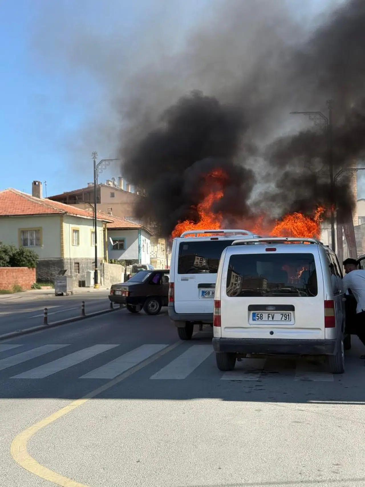 Sivas'ta Yangın ! Minibüs Ateş Topuna Döndü