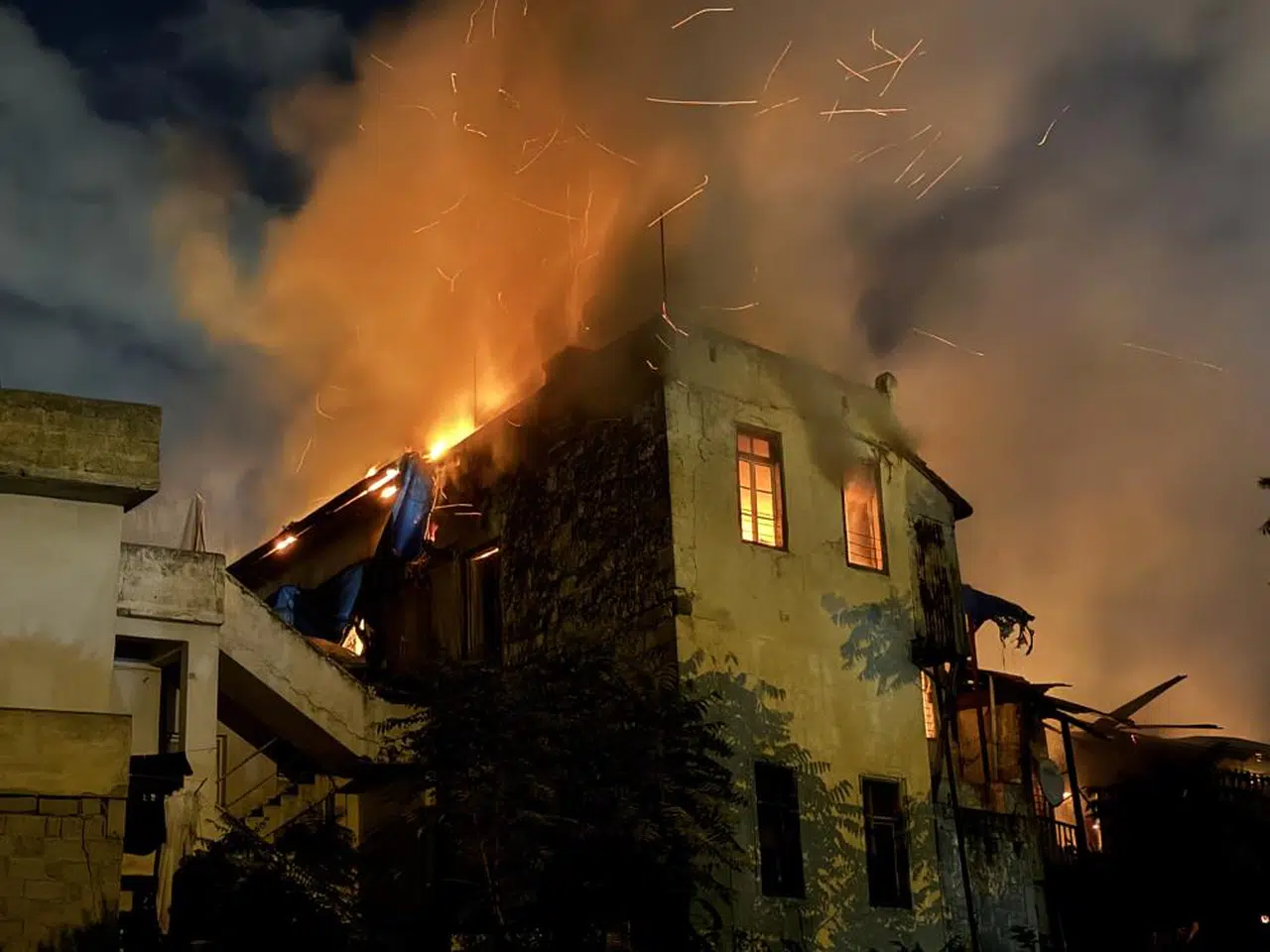 Yangın Faciası! İki Katlı İki Evde Büyük Maddi Hasar