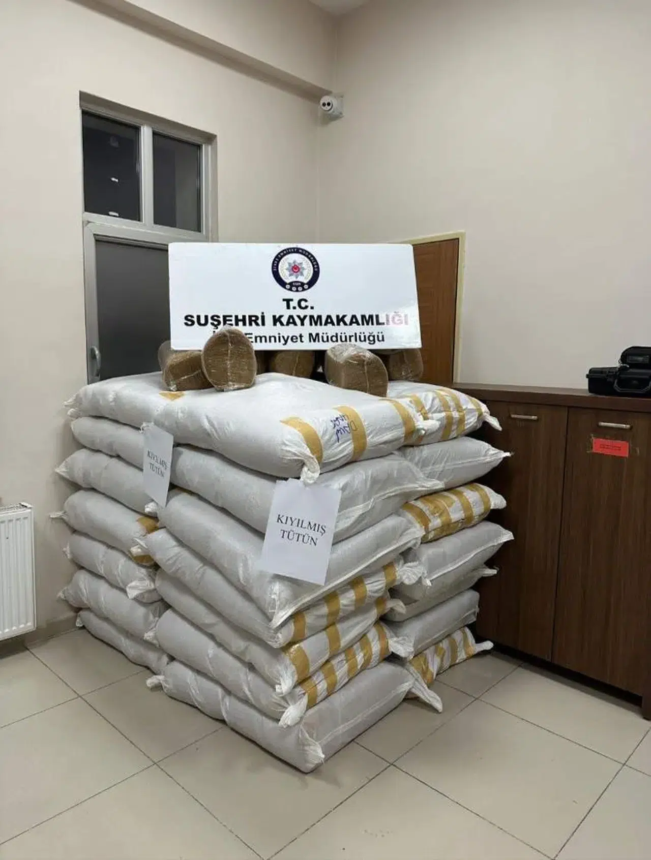 Sivas'ta aracın içinden 900 kilo kaçak tütün çıktı