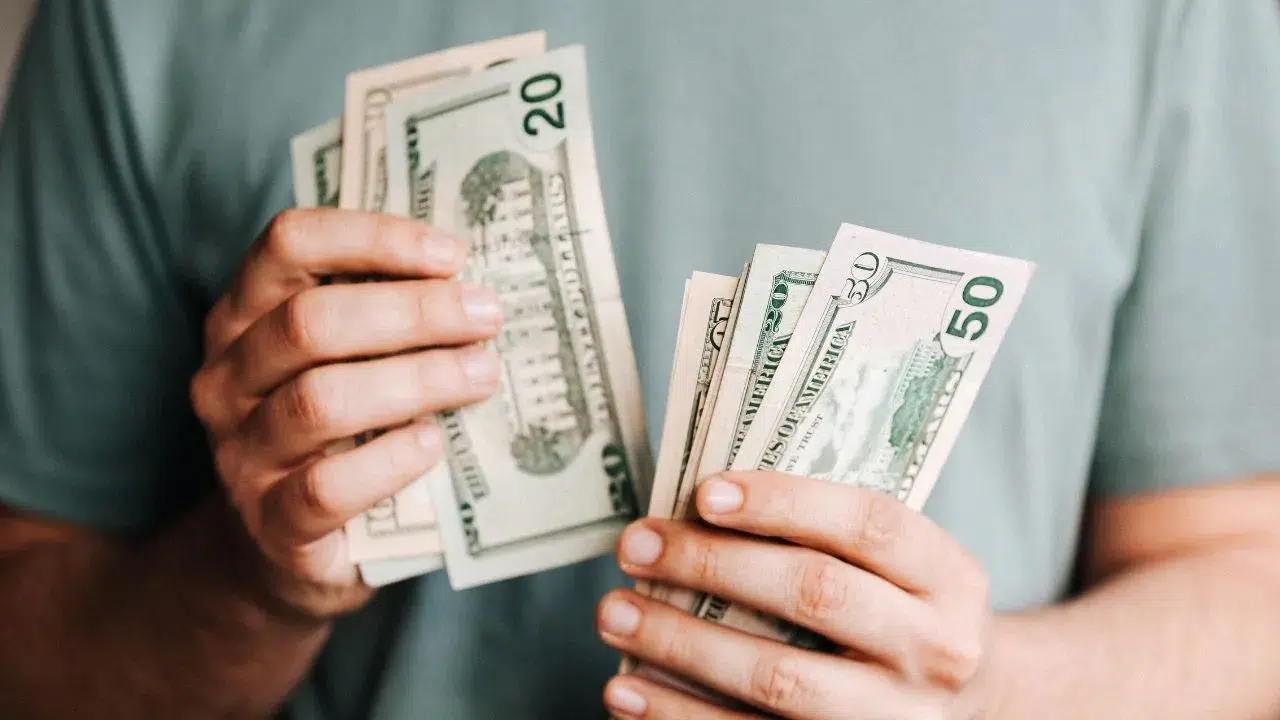 Sivaslı Yatırımcılar Ekranlara Kilitlendi! Dolar ve Euro Kuru Güne Nasıl Başladı?