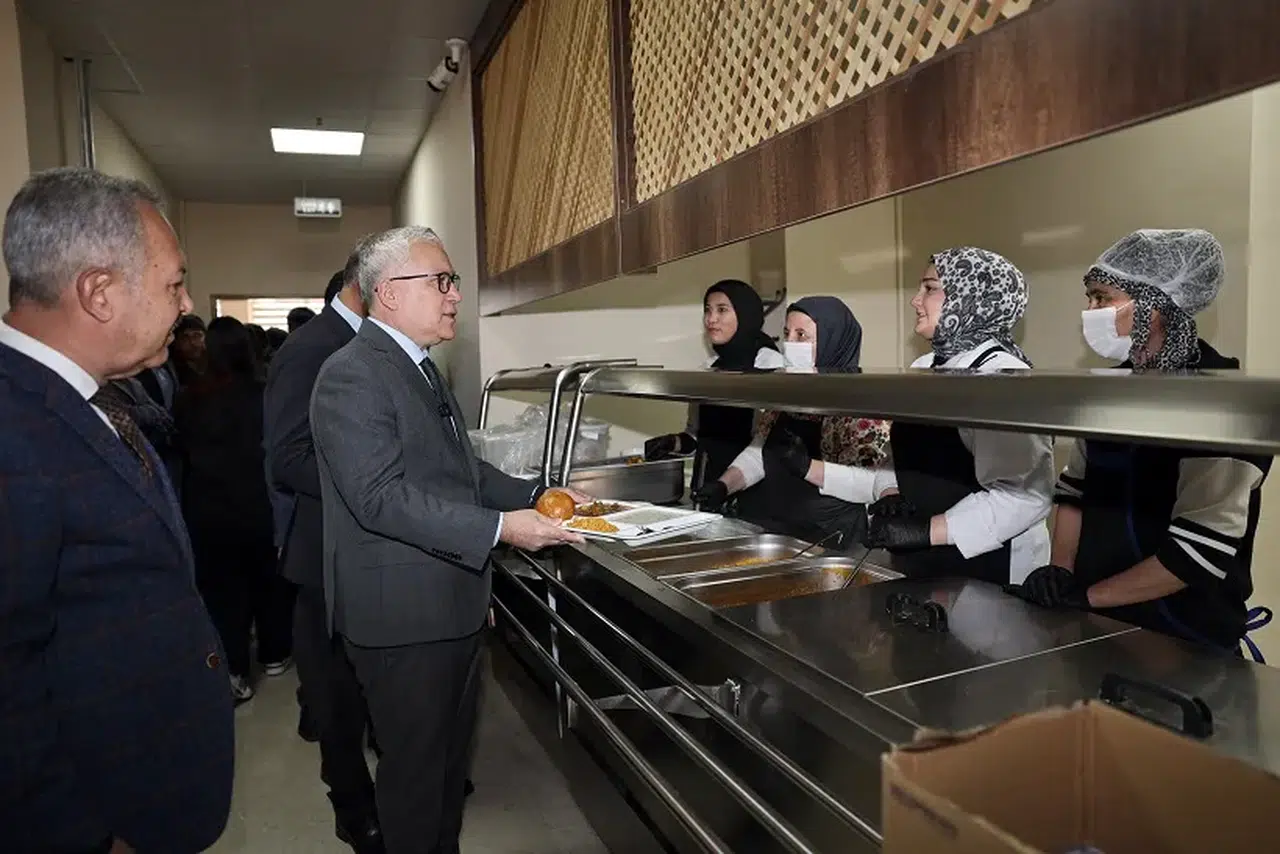 Sivas’ta Vali öğrencilerle yemek sırasına girdi