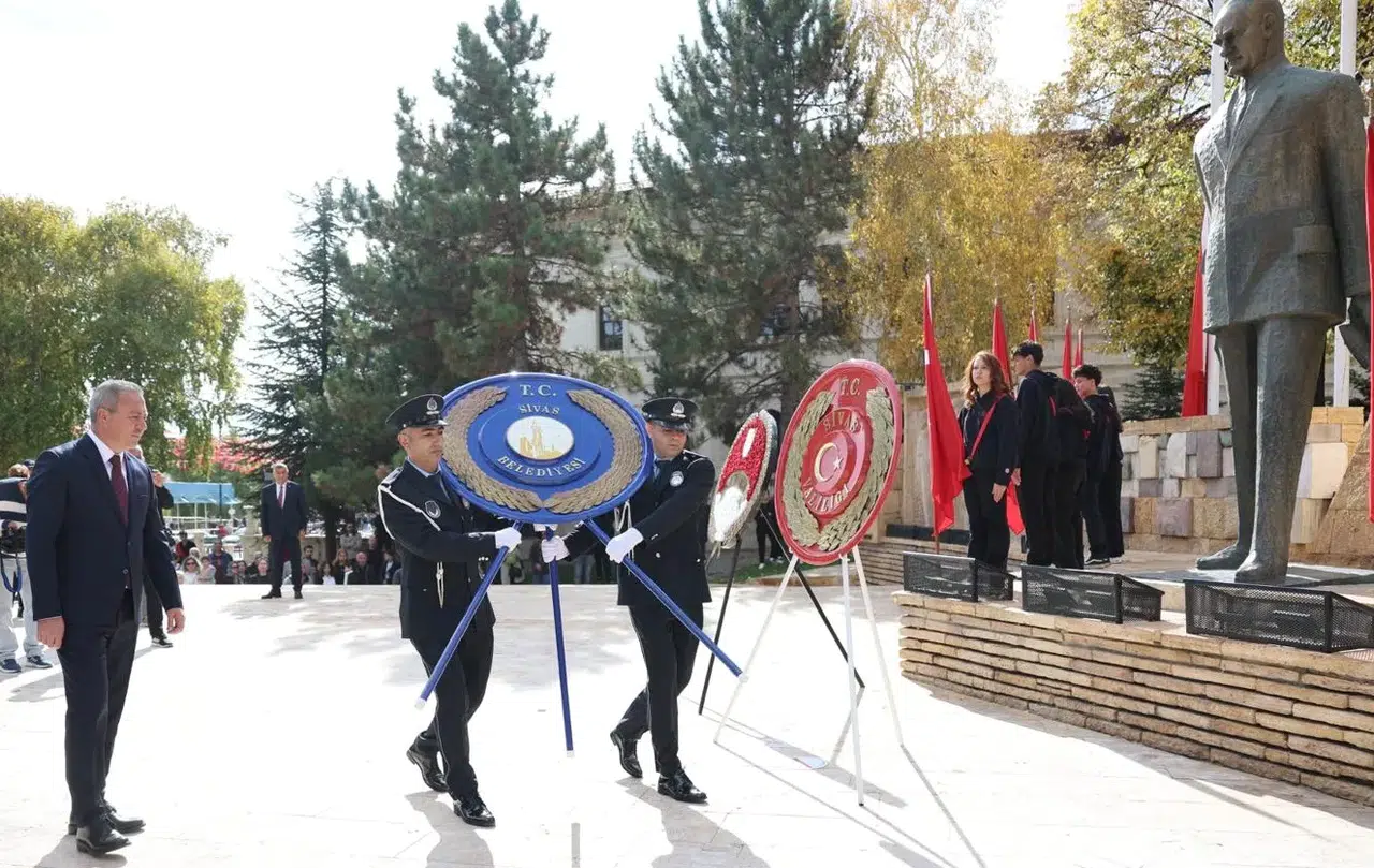 Sivas Zabıta Ekipleri yeni tören kıyafetleriyle 29 Ekim törenine damga vurdu