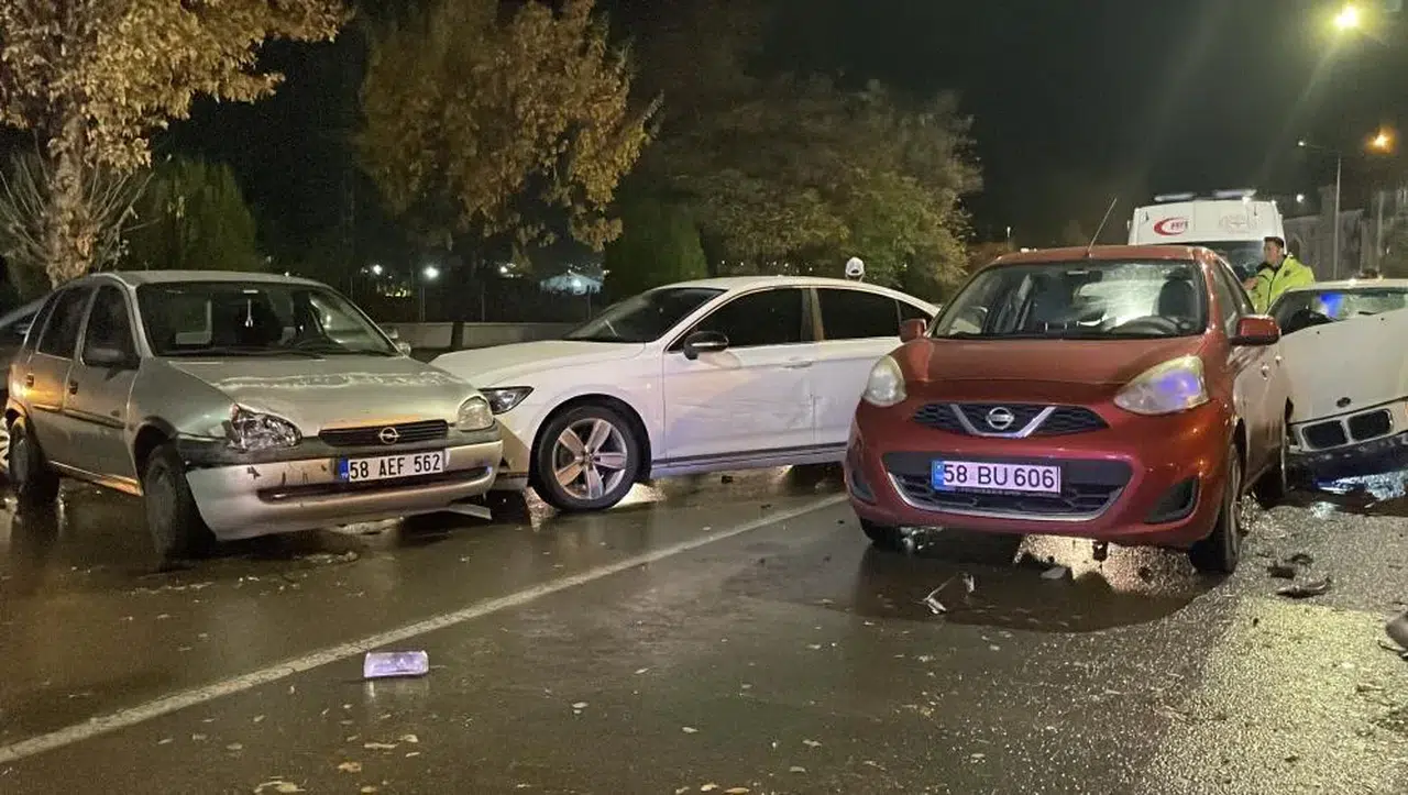 Sivas’ta zincirleme kaza! Kırmızı ışıkta beklenmedik an