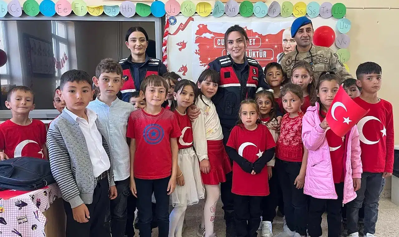 Sivas’ta öğrenciler Jandarmayla Cumhuriyet coşkusu yaşadı
