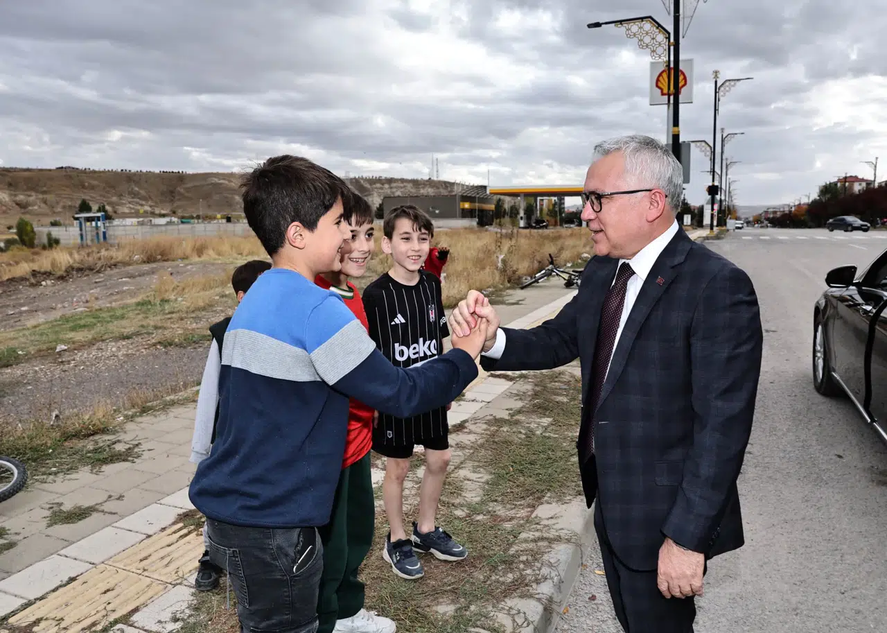 Sivas’ta Vali Yılmaz Şimşek’in park ziyaretiyle renkli anlar