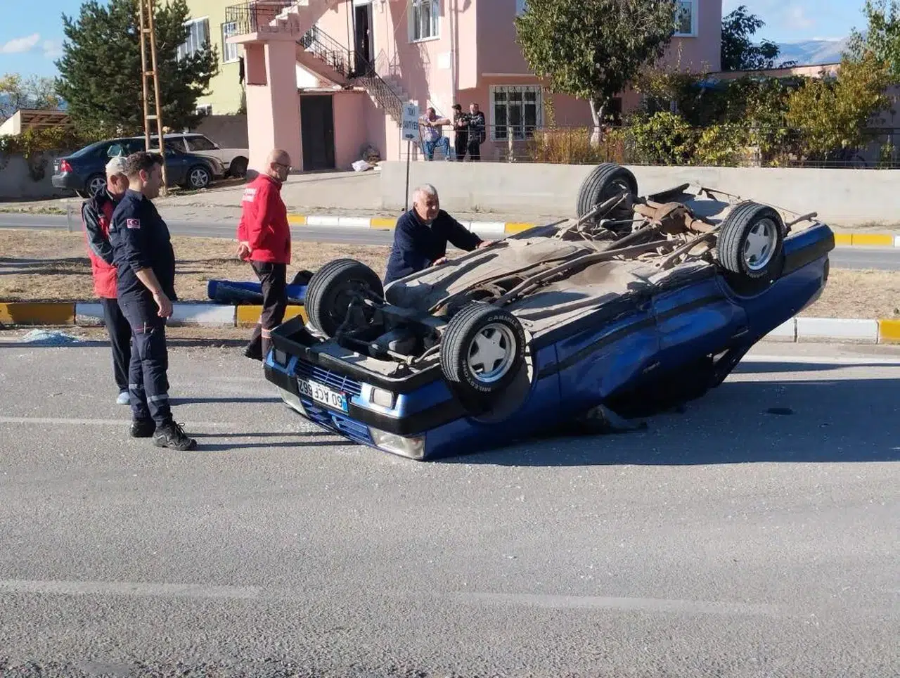 Sivas'ta Tofaş takla attı, içinden sağ çıktılar