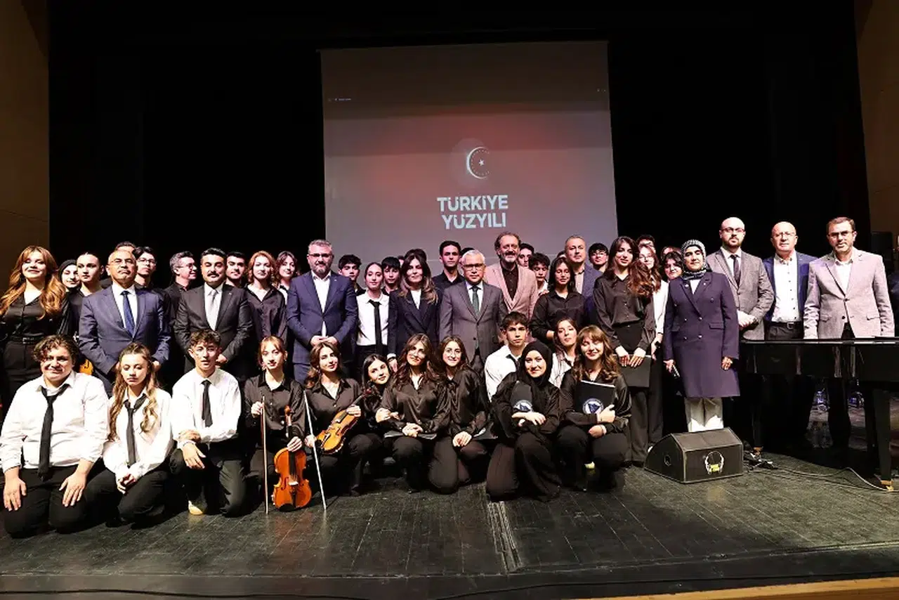 Sivas’ta geleceğin sanatçıları milli kimliğiyle sahnedeydi