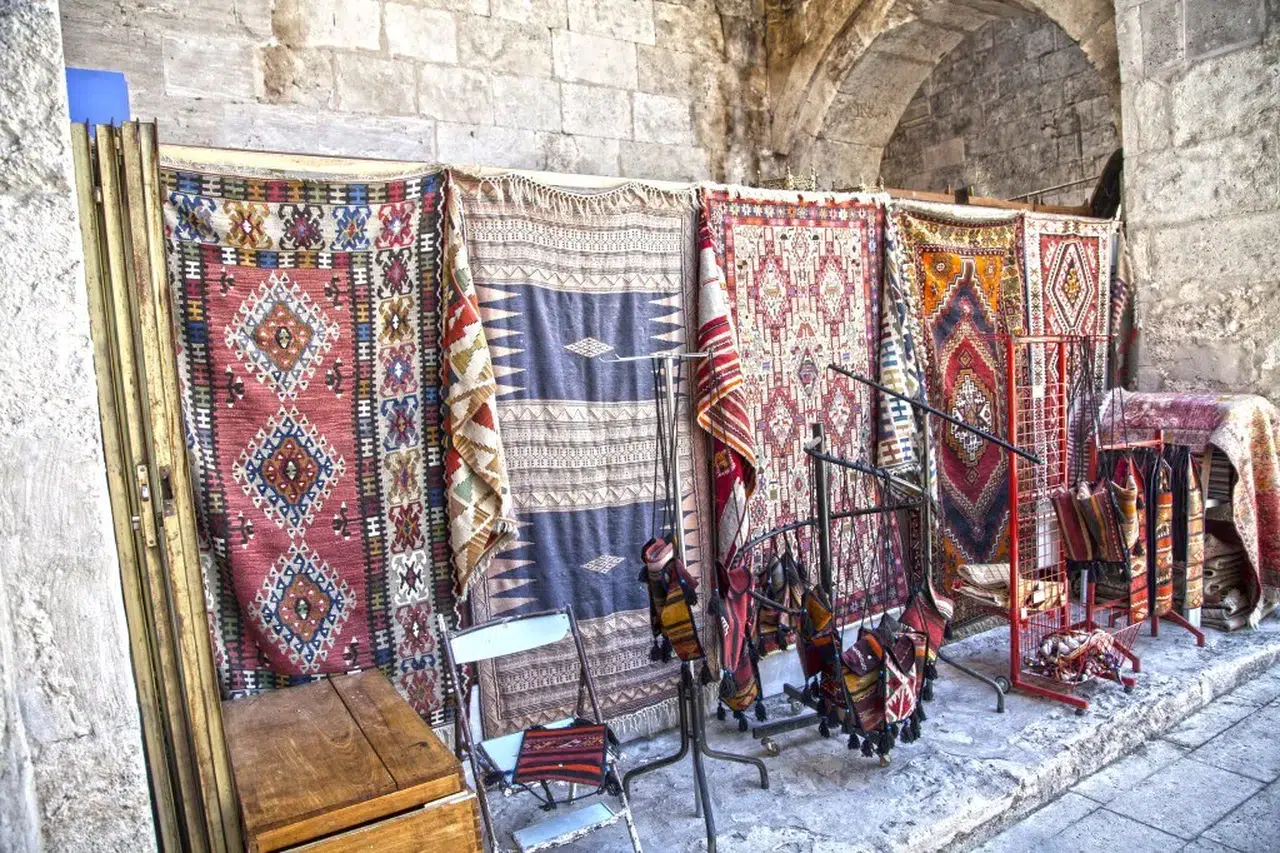 Sivas’ın Renkli Mirası Asırlık Kilimlerin Gizli Dili Yeniden Keşfediliyor!