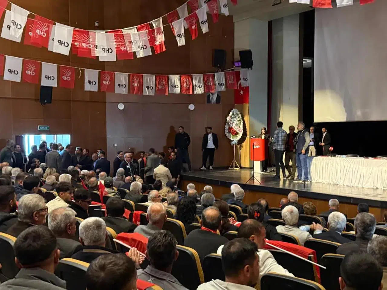 Sivas CHP Milletvekili'nin de olduğu Kongrede kavga!..