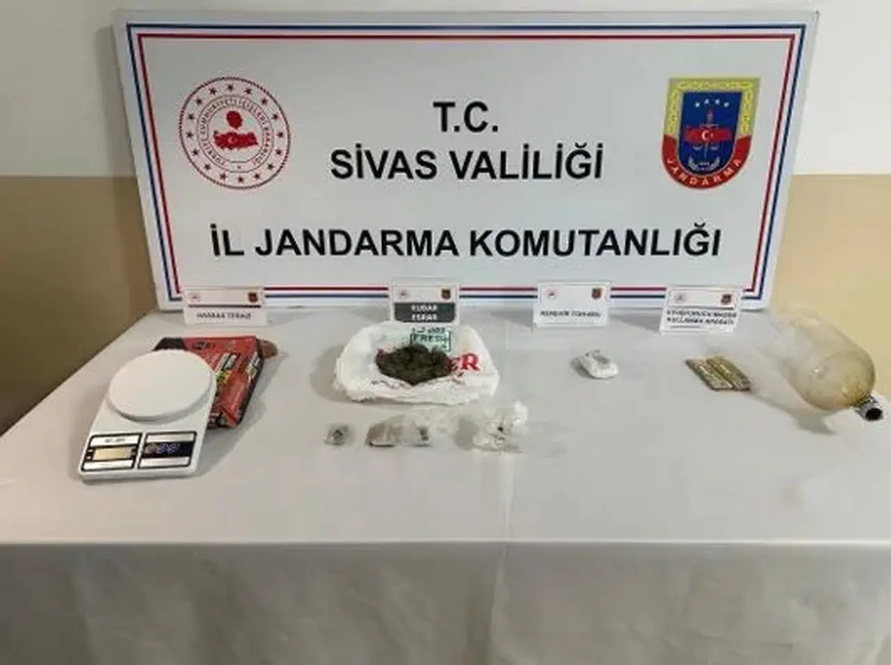 Sivas’ta bir evde yapılan arama herkesi şaşırttı! Jandarma göz açtırmadı