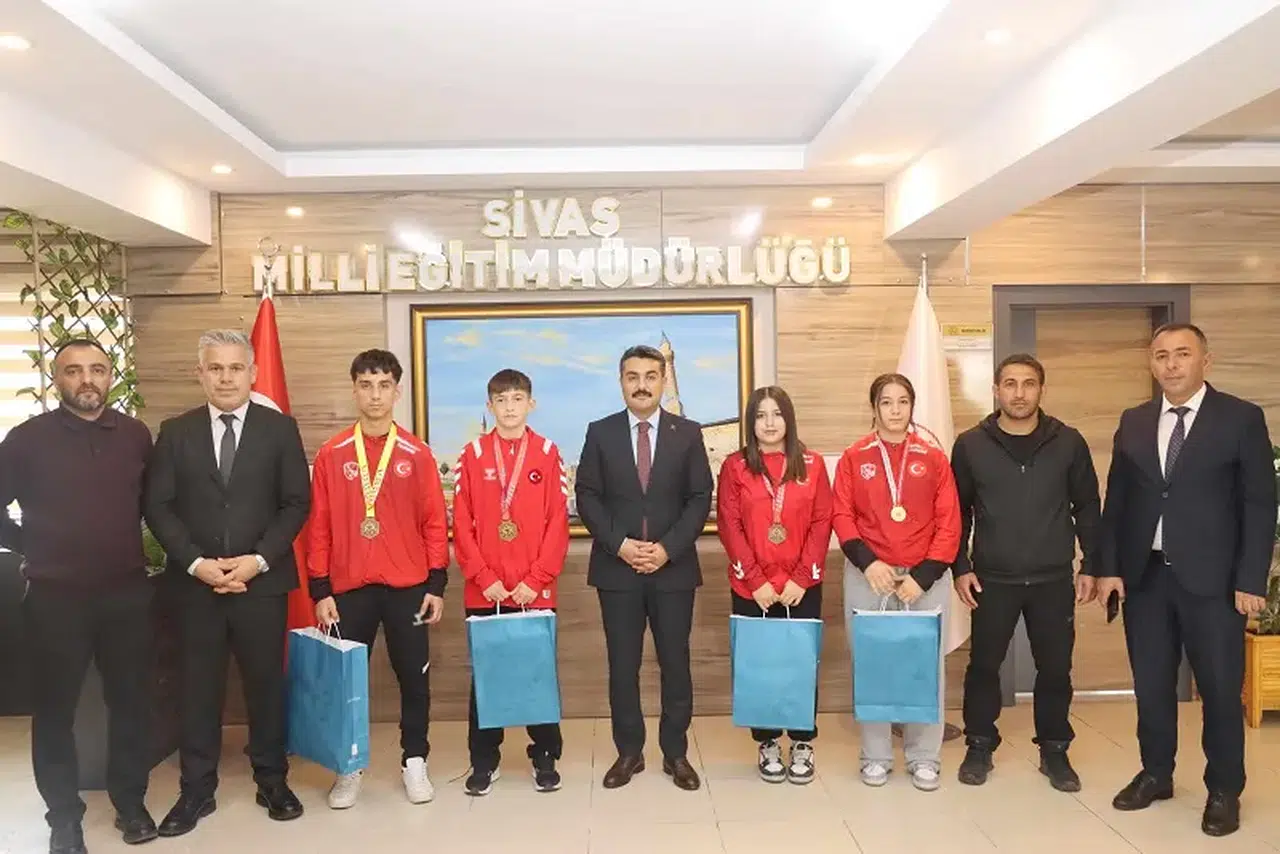 Sivas’tan Balkan arenasına yükselen yıldızlara Müdür'den ödül