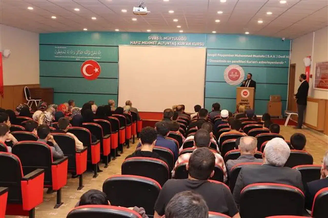 Sivas’ta Kur’an Aşığı gençler belgeyle taçlandı