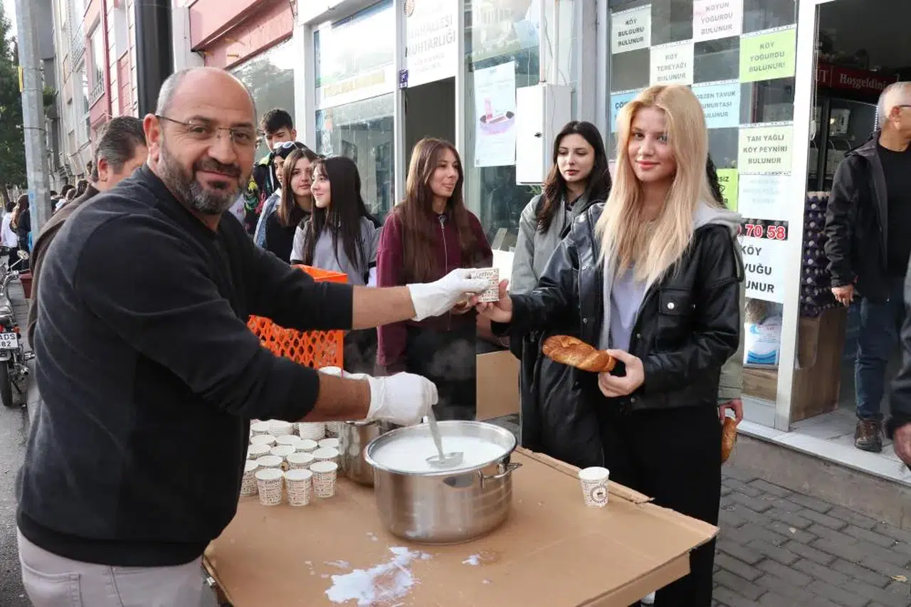 Sivas’ta bir esnaf, öğrencileri sıcak sütle tanıştırdı