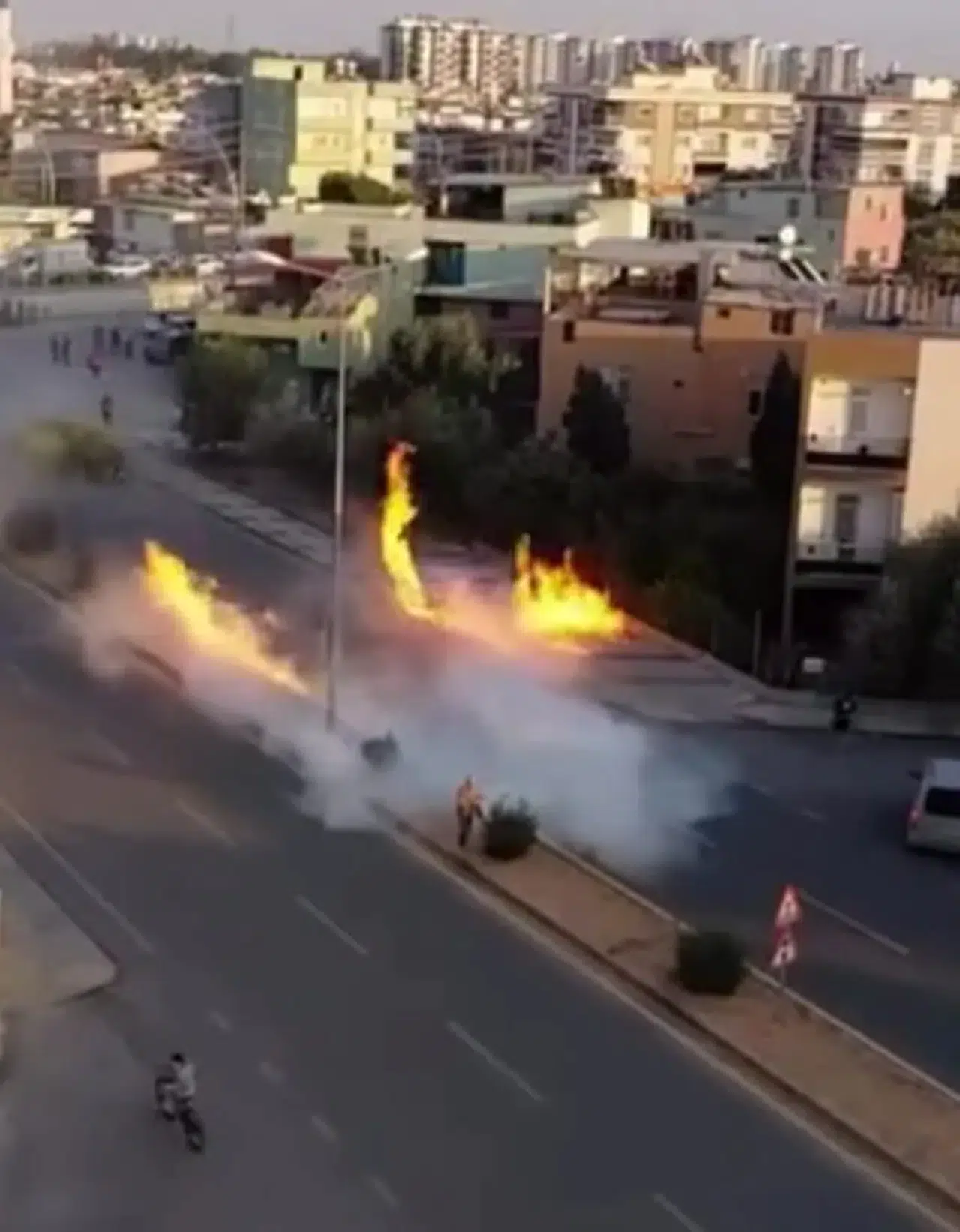Çakmağı Ateşlemesiyle Yerden Alevler Yükseldi!