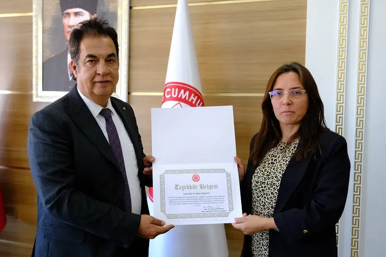 Sivas'a Bilim Diplomasisinde Külliye'de ödül verildi
