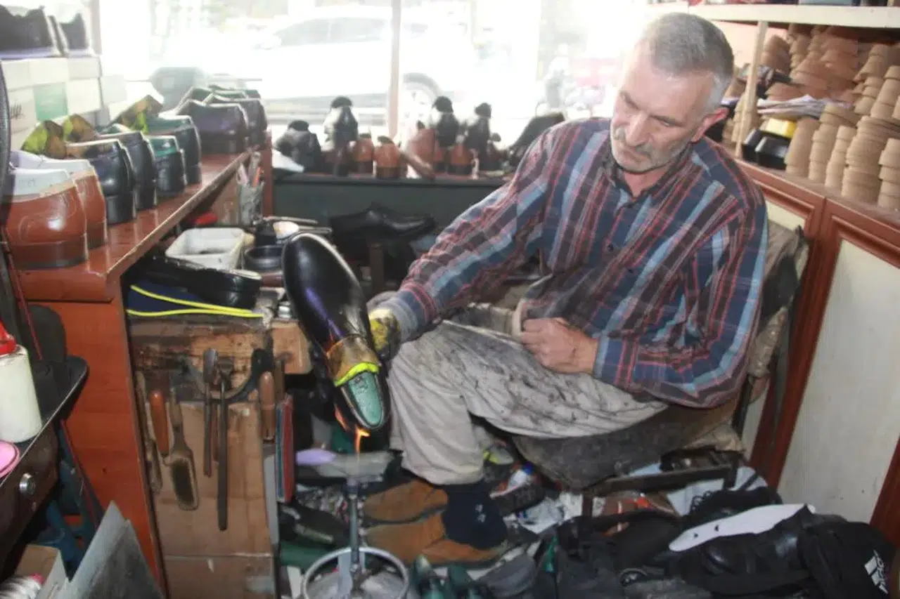 Ateşle deri ayakkabıya hayat veriyor