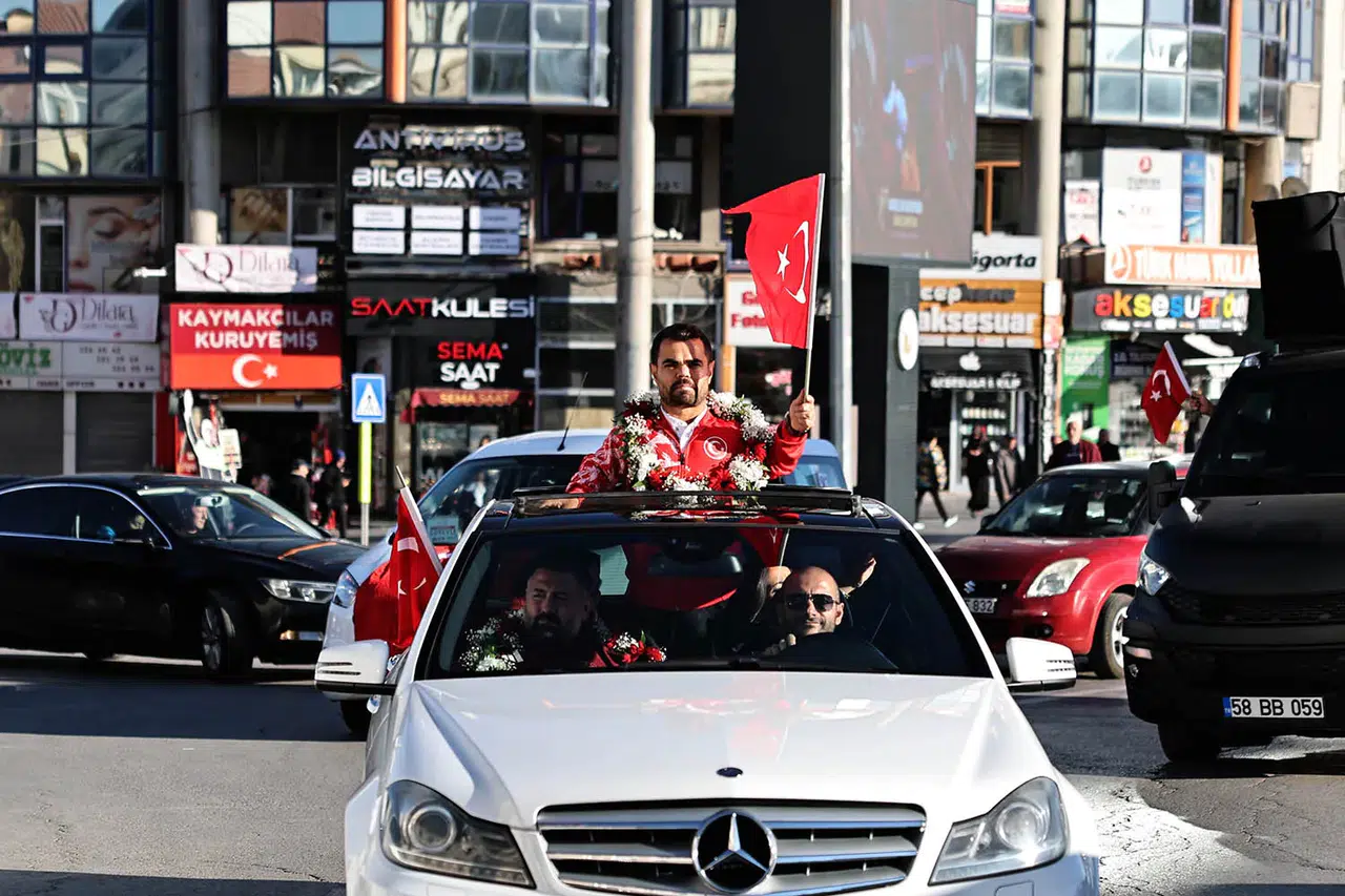Sivas Yiğidosunu Bağrına Bastı! Şampiyon Sporcu Konvoyla Karşılandı!