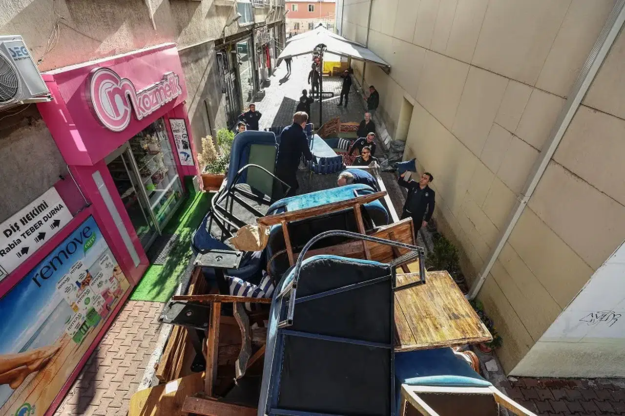 Sivas Belediyesi’nden müdahale: Kaldırımlar geri alındı