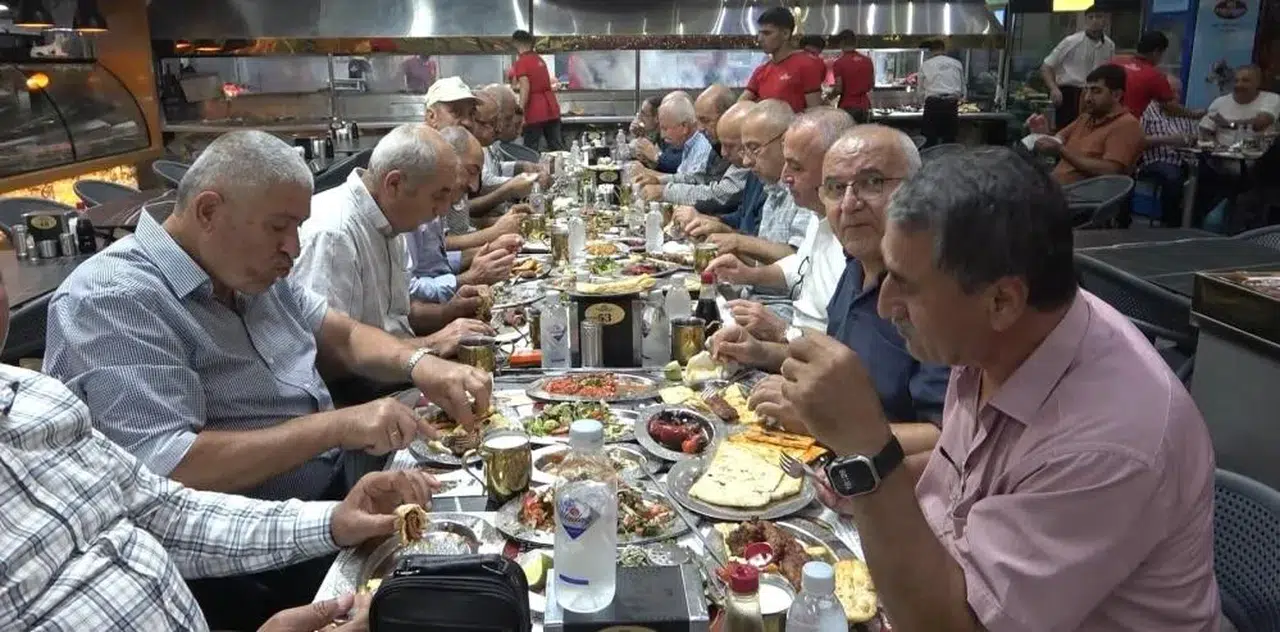 45 Yıllık Hasret Sivas'tan Adana'ya Uzanan Duygusal Buluşmayla Son Buldu!