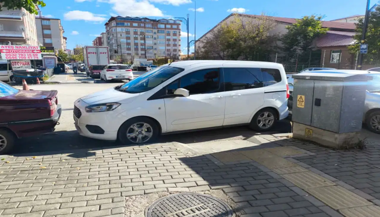 Sivas’ta Engellilere Saygı Unutuldu Kaldırım Çıkışı Araçla Kapatıldı