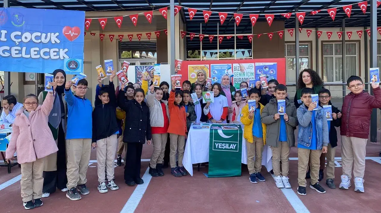 Sivas'ta Yeşilay’dan öğrencilere hem bilgi hem hediye