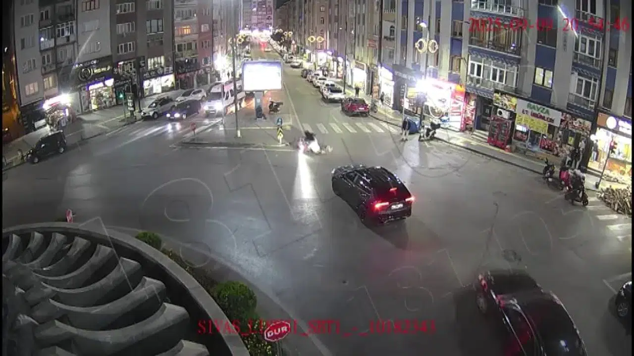 Sivas’ta kameralara yansıyan şaşırtıcı trafik kazaları