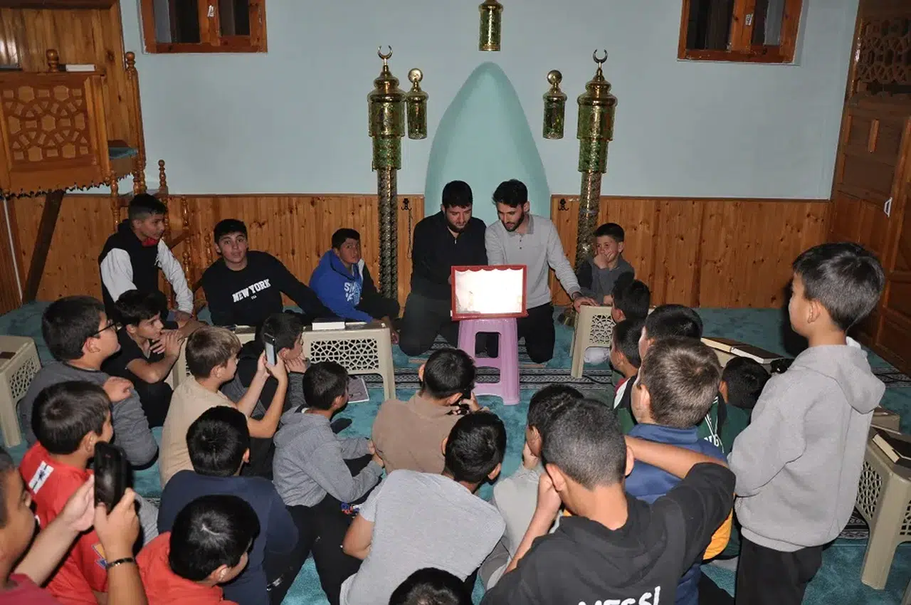 Sivas'ta bu camide yatsıdan sonra ışıklar hiç sönmüyor