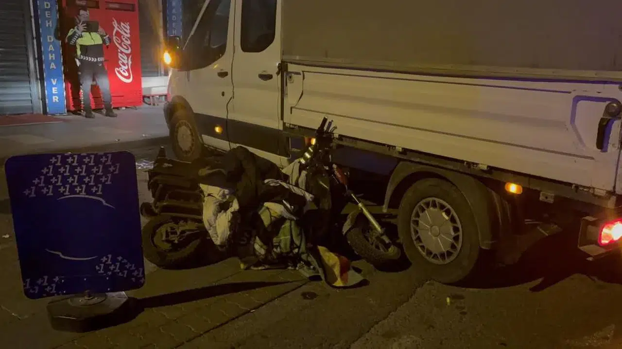 Elektrikli bisiklet kamyonetin altına girdi