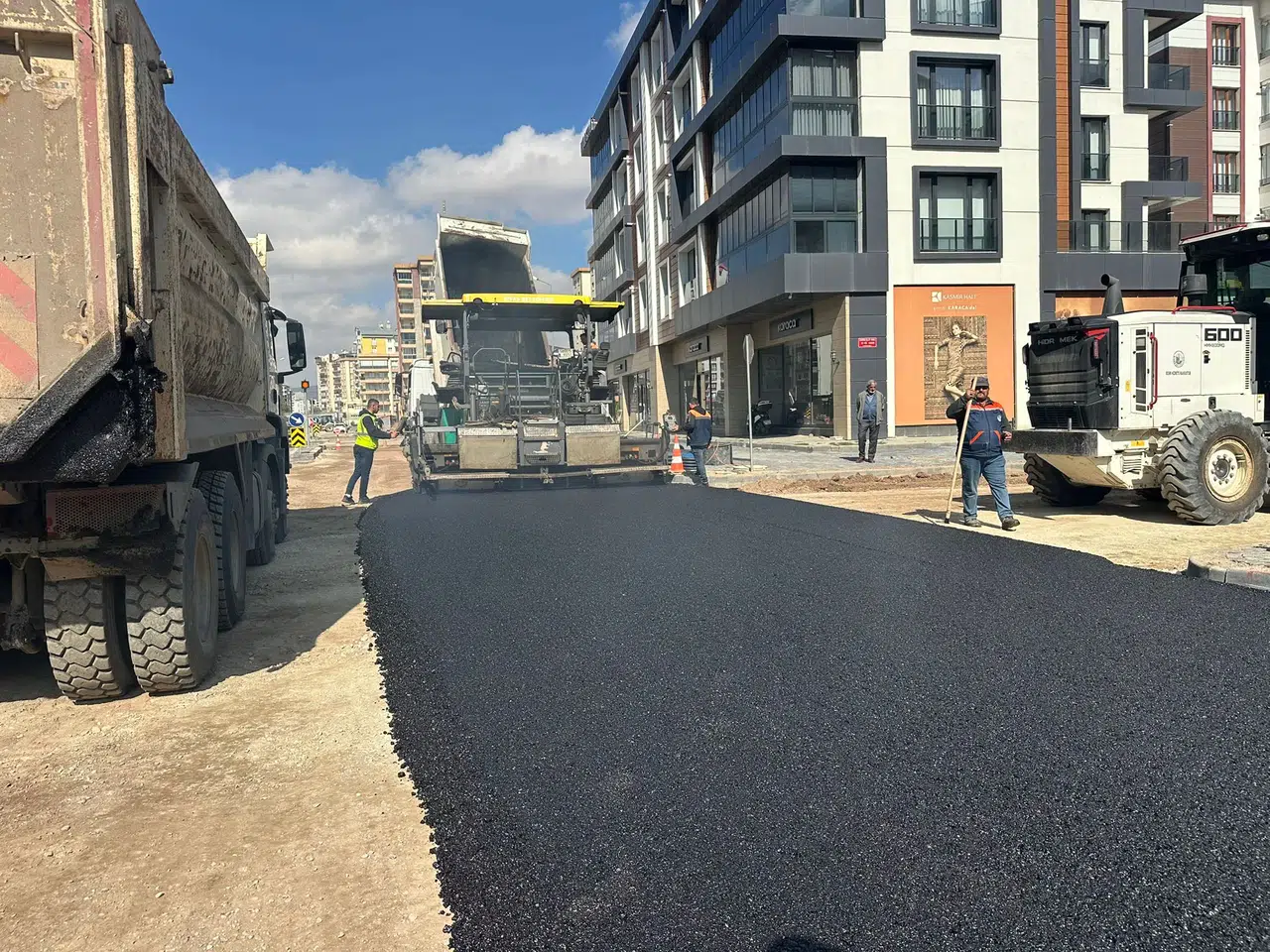 Sivas’ın Kalbinde Asfalt Mesaisi Sürüyor