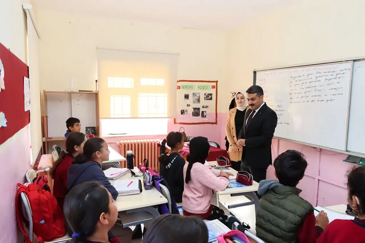 Sivas Millî Eğitim Müdüründen Çobansaray’da eğitime yakın temas