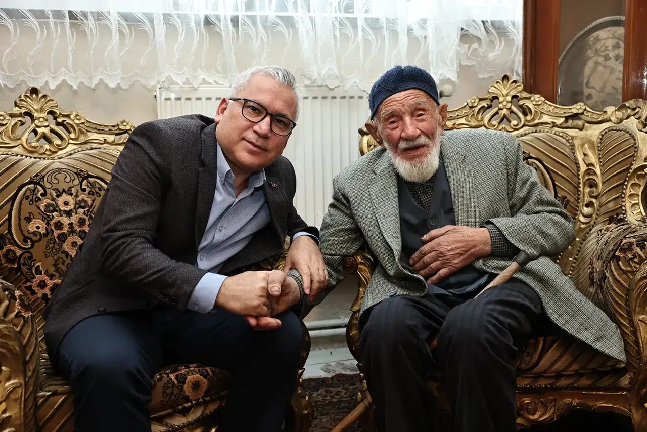 Sivas’ta 98 Yaşındaki Kaya Amcaya Anlamlı Ziyaret