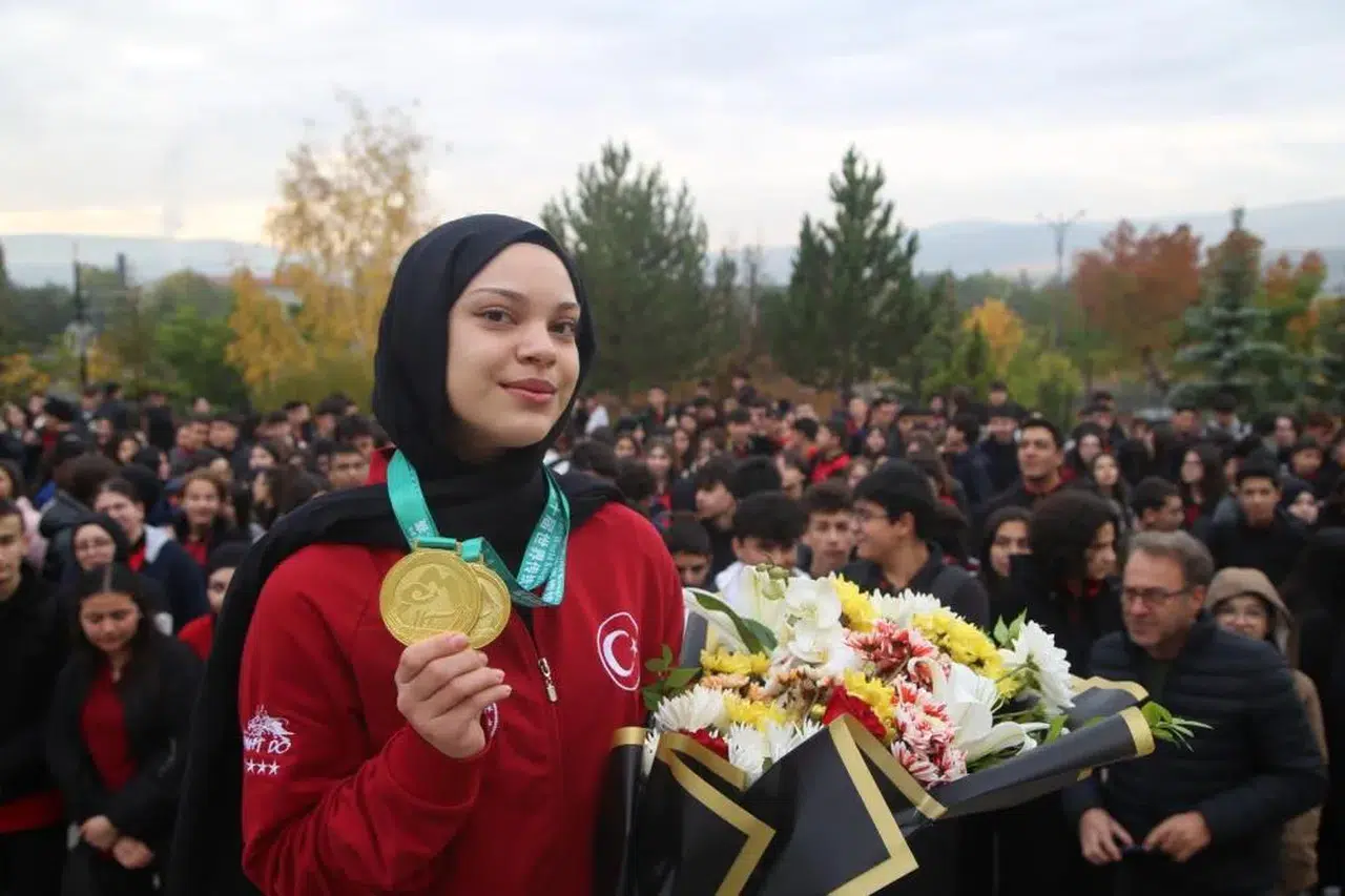 Sivaslı Afra Kılınç’a coşkulu karşılama: İki altın, bir gurur