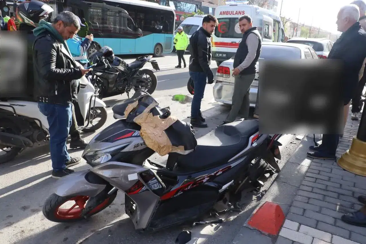 Sivas'ta iki motosiklet çarpıştı, otomobile saplandı