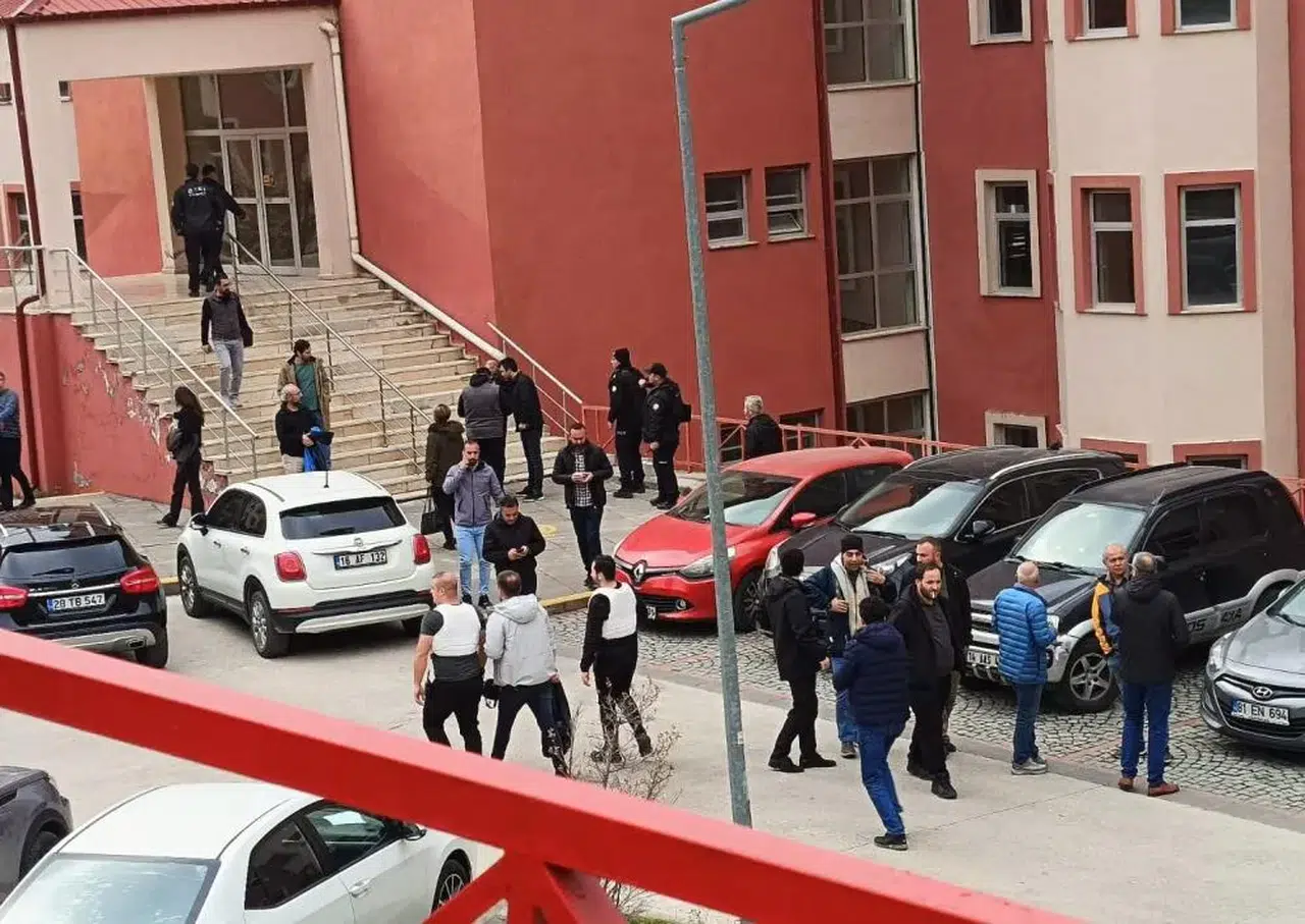 Üniversitede Giriş Çıkışlar Kapatıldı Özel Harekat Oraya Sevk Edildi!