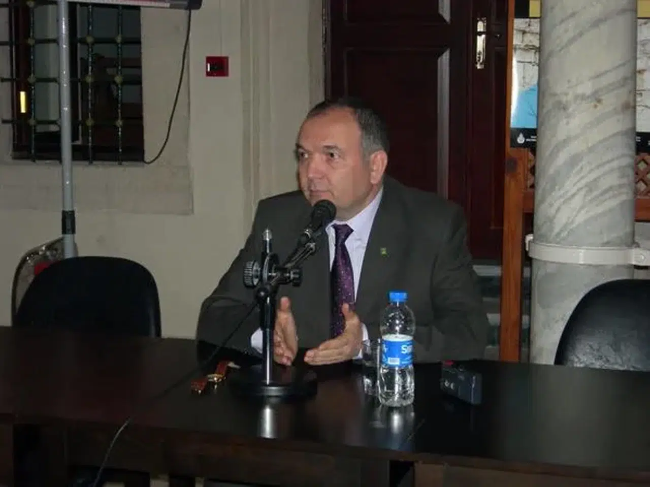 10 Bin Parçalık Dev Hazine! Sivaslı Kültür Adamından Alkışlanacak Hareket!