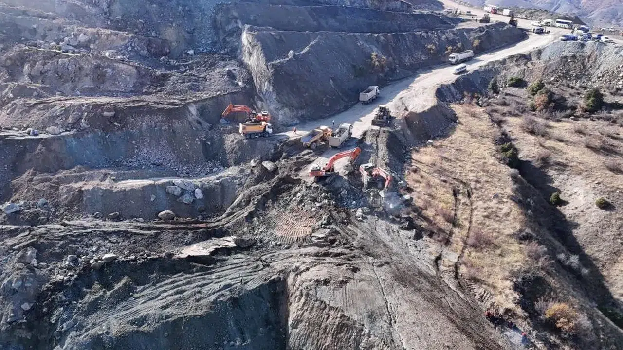 Divriği’de umutlu bekleyiş sürüyor: Müdür hala göçük altında