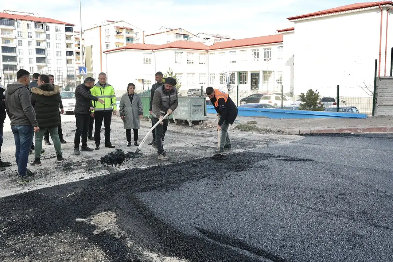 Sivas'ta kar düşene kadar asfalta devam