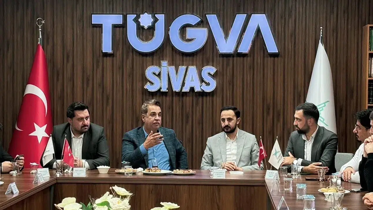 Sivas gençliğine değer katan ziyaret: Rektör Şengönül TÜGVA'da