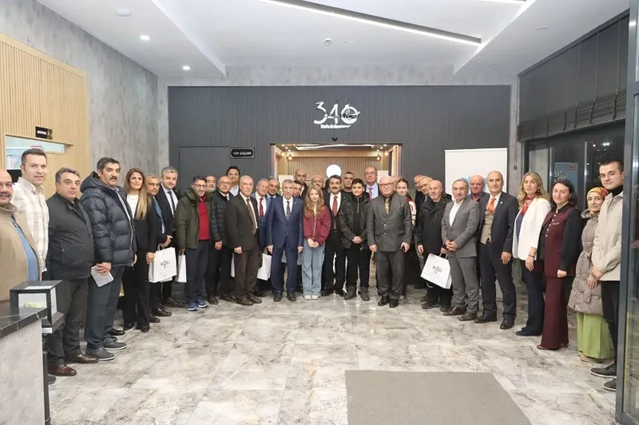 Sivas'ta emekli öğretmenleri duygulandıran sürpriz