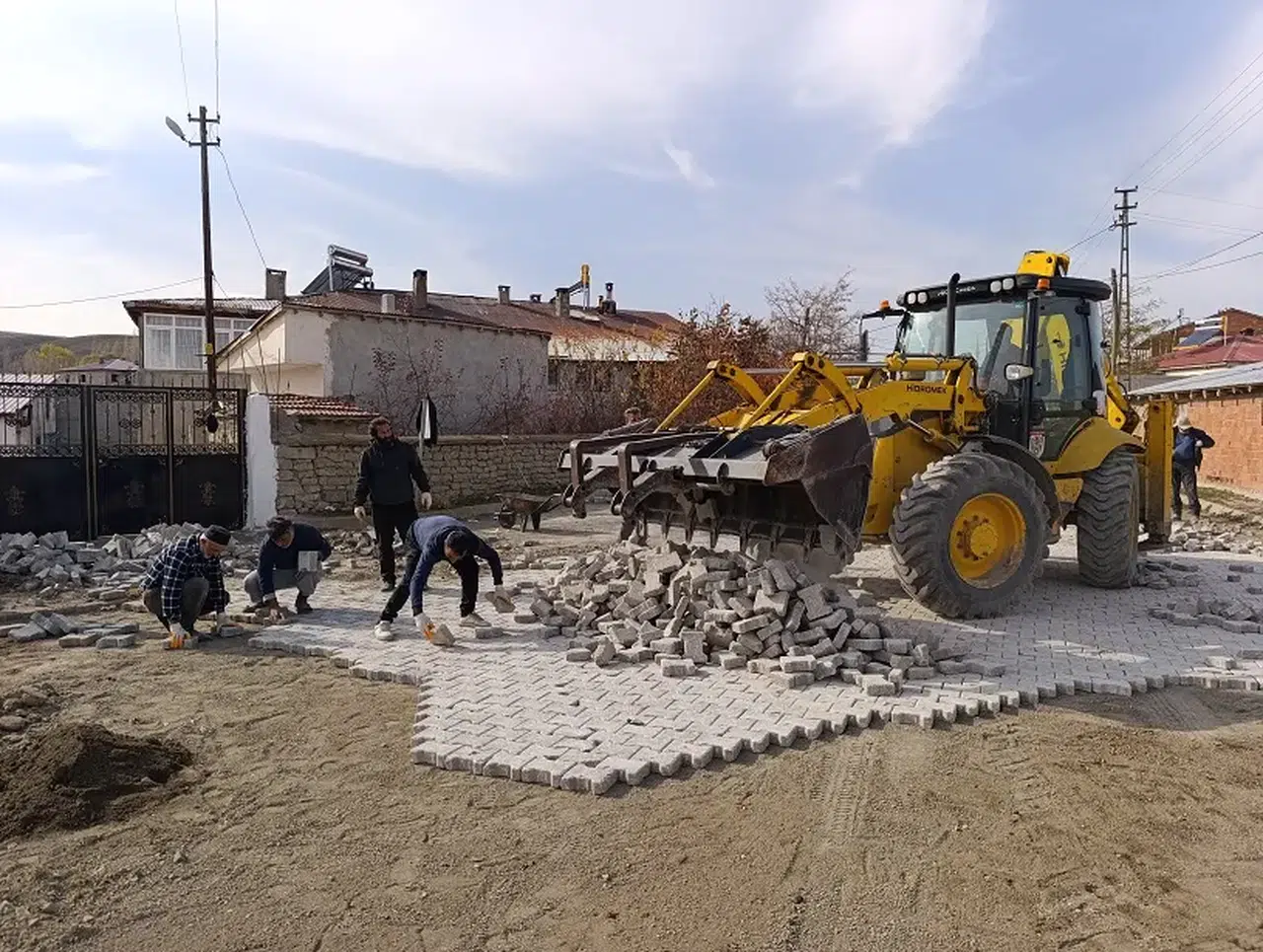 Sivas'ta o köyde kilit parke taşıyla okul yolu modernleşti