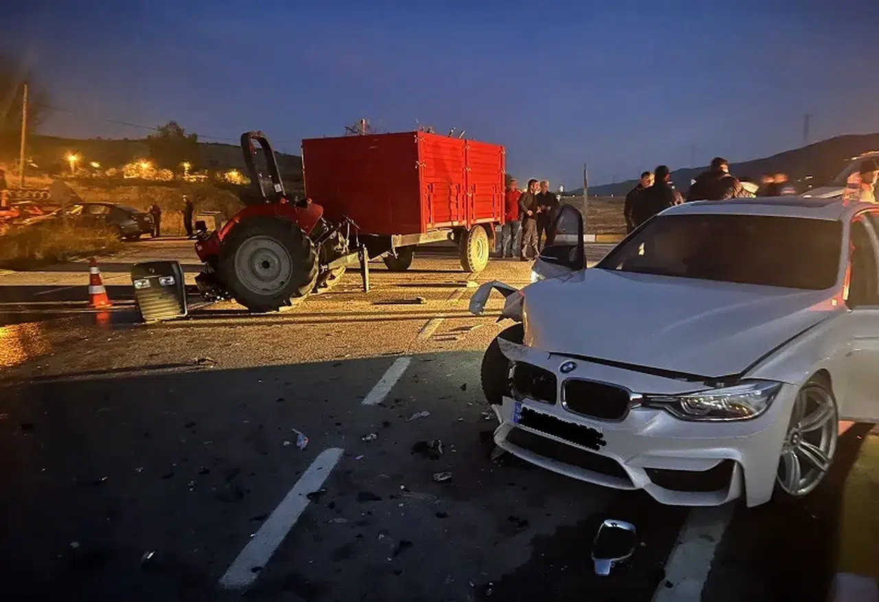 Sivas'ta kavşakta traktör ve otomobil çarpıştı! Traktör ikiye bölündü!