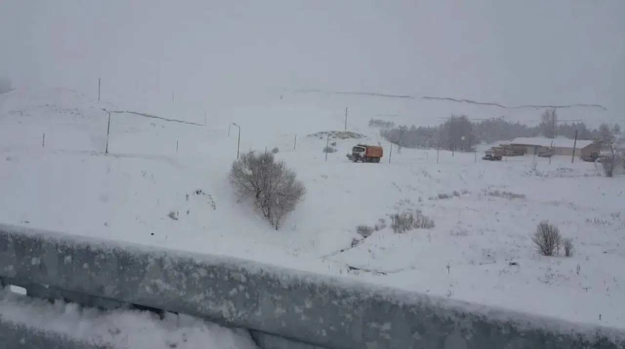 Sivas-Erzincan yolunda Kızıldağ'da kar mesaisi