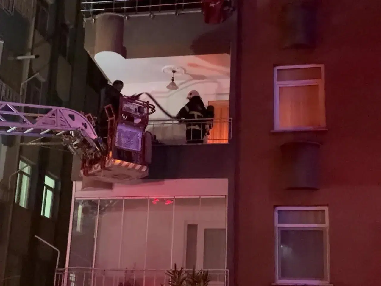 Ev Yangınında Korku Dolu Anlar!